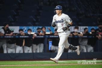 나성범, 햄스트링 부상 전력 이탈…회복까지 최소 2주, 1위 다툼 NC '악재'