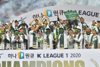 전북, K리그 사상 첫 '4연패' 위업…이동국 은퇴 경기 우승컵으로 자축