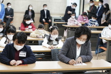 김정숙 여사, 서울맹학교 94주년 ‘점자의 날’ 행사 참석