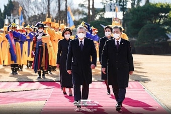 문대통령, 우즈벡 대통령에 “무역협정 조속한 타결 기대”