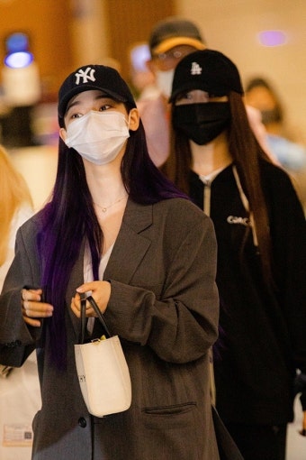 에스파 공항 패션에 '시선 집중'…볼캡으로 완성한 스트릿 무드