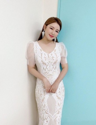 송가인, 온라인 강타한 드레스 자태