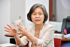 선생님이었던 강민정 의원, 고양이 목에 방울단다