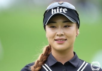 윤이나, 사흘 내리 선두 '첫 우승' 찜…박지영 2타 차 추격