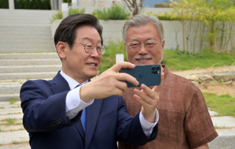문재인 전 대통령 찾은 이재명 