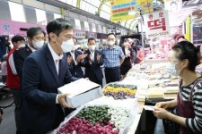 이복현 금감원장, 추석맞이 전통시장 나눔 활동