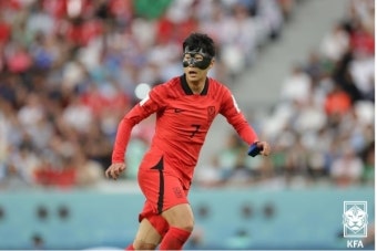 손흥민, 가나전부터 주장 완장 '차고' 뛴다…FIFA, 불량 완장 교체