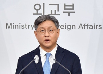 외교부, 중국의 단기비자 발급 중단에 “유감…소통 계속할 것”