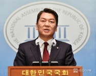 안철수, 일정 중단…대통령실·친윤 공세 대응?