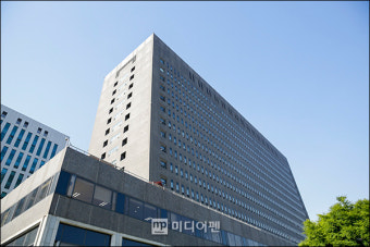 '340억 은닉' 화천대유 대주주 김만배 구속영장