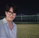 [MP★그램] 신성 오랜만에 광안리에서…검은 뿔테 안경도 찰떡