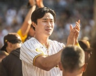 '복부 통증' 김하성, 부상자 명단 안 올랐지만 이틀 연속 결장