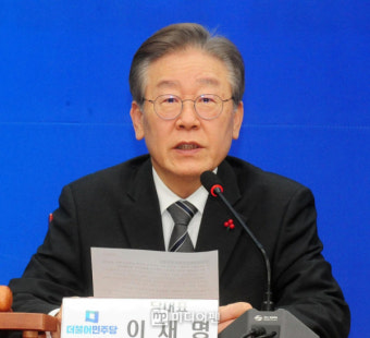 尹 대신 文 찾았던 이재명, 내년 신년인사회는 尹과 함께