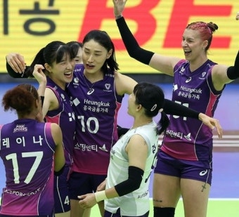 '김연경·윌로우 31점 합작' 흥국생명, 선두 현대건설 3-0 완파…승점 3점 차 추격