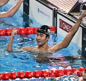 한국 수영 또 새 역사, 남자 계영 800m 銀…단체전 첫 메달 쾌거, 황선우는 최다 메달 우뚝