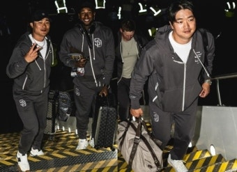 김하성·고우석, '우리 서울 가요~'…샌디에이고 선수단 '서울시리즈' 위해 전세기로 한국행