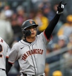 이정후, 3경기 만에 MLB 첫 홈런 작렬…한국인 최초 데뷔 3경기 연속 안타-타점 기록도