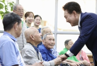 수원보훈요양원 찾은 윤 대통령, 참전용사 건강 챙겨