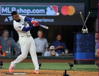 에르난데스, MLB 올스타 홈런더비 위트 주니어 꺾고 우승…다저스 최초, 상금 100만달러