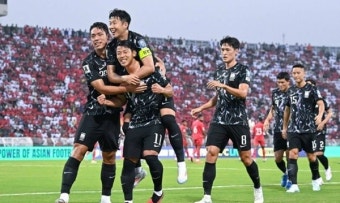 '손흥민 결승골+2도움 원맨쇼' 한국, 오만 3-1 꺾고 첫 승…황희찬 선제골-주민규 쐐기골