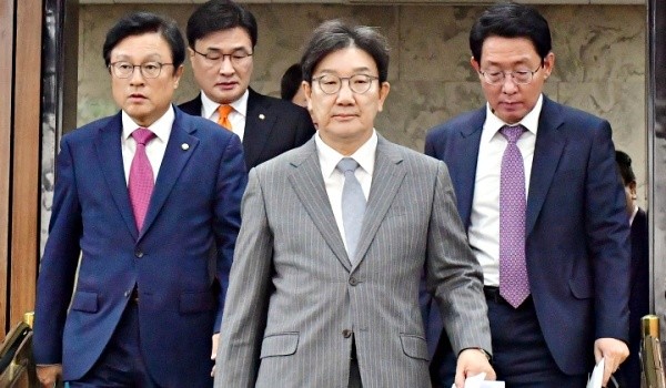 한덕수 대통령 권한대행, 국무총리 탄핵 논란으로 정국 혼란