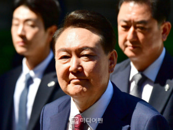 [포토뉴스] 윤 전 대통령 '내란 특검' 출석… 쏟아진 질문엔 침묵