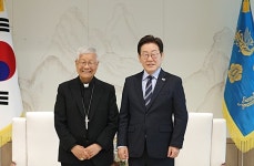 이 대통령, 유흥식 추기경 만나 “교황, 한국 오실 때 방북 제안”