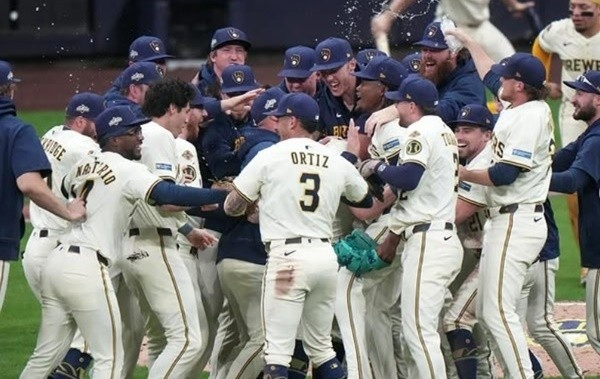 밀워키 NLCS 3연승으로 월드시리즈 진출 눈앞에 다가서다 관련 사진