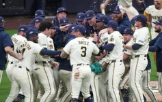밀워키, 5차전서 홈런 3방으로 컵스 꺾고 NLCS 진출…다저스와 월드시리즈행 격돌 [NLDS]