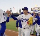 다저스, 밀워키에 3연승 'WS 진출 -1승'…에드먼 결승타, 사사키 퍼펙트 마무리 [NLCS]