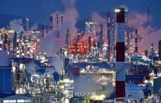 “중국 공급 과잉에 속수무책”…석화업계, 체질 개선 속도