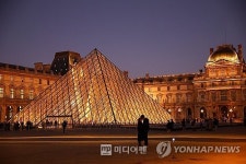 프랑스 루브르박물관 비유럽 관광객 입장료 45% 인상...베르사유도 같은 조치  전망