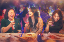 두번째 사춘기를 맞은 세 친구의 갱년기 이야기