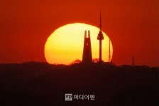 [포토뉴스] 남산타워 · 롯데월드타워 사이 떠오른 태양… 내일 하루 더