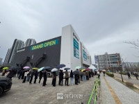 [현장]옥정신도시 마지막 민간에 상한제 더했다…‘디에트르’ 견본주택 비 와도 북적북적