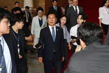 정청래, 당대표 사퇴...김민석·송영길까지 당권 경쟁 3파전 가시화