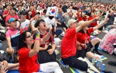 [포토뉴스] 침묵에 잠긴 광화문…남아공전 패배에 고개 숙인 붉은악마