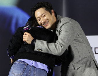 [포토] '댓글부대' 아픈 MC 박경림 꼭 안아주는 손석구
