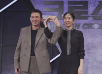 [K포토] 황정민X염정아, 첫 연기 호흡…하트 크로스