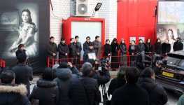 [포토] 故 윤석화 노제…대학로서 추모곡 꽃밭에서로 배웅