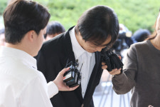 '부실복무' 송민호, 1심 징역 1년·집행유예 2년...재복무 질문엔 '침묵'