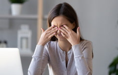 매일 컴퓨터 앞에서 일하는 직장인이라면? 잠시 ‘아이 요가(Eye Yoga)’ 하세요