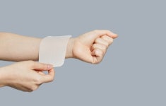 손목이 저리고 시큰거린다면? ‘손목건초염’을 의심하라