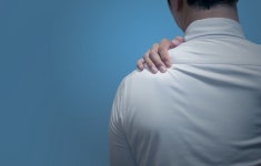 둥글게 말린 ‘라운드 숄더’ 교정하려면?