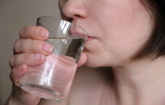 입 안이 건조하고 뜨거워요… ‘구강작열감증후군’의 원인은?