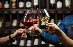 점점 잦아지는 연말 술자리, 피부 건강을 위해 적당히