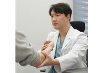 봄철에 조심해야 할 대표 어깨 질환…오십견 vs 회전근개 파열, 어떻게 다를까? [인터뷰]