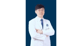 일자목·거북목 통증, 스마트폰 보느라 고개 숙이는 시간부터 줄이세요