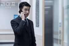 ‘라이프’, 뜬금없는 멜로가 뺀 긴장감 조승우가 살렸다