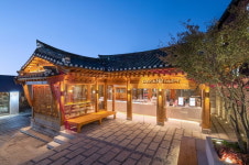 배스킨라빈스, 전통 한옥 콘셉트 삼청 마당점 오픈…마당 소프트 서브, 십전대보차 블렌디드 등 단독 메뉴 선봬